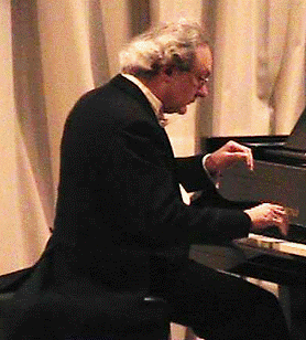 Un hombre sentado en un piano

Descripción generada automáticamente con confianza media