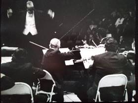 Imagen en blanco y negro de un grupo de personas con instrumentos musicales

Descripción generada automáticamente con confianza media